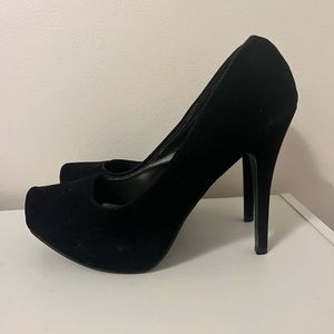 DEB Women’s black heels